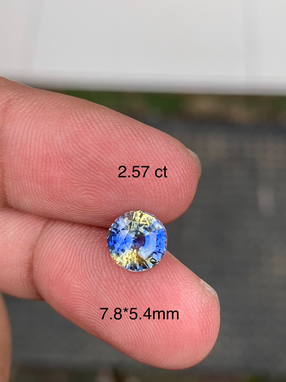 Bicolor Sapphire - 2.57 carat